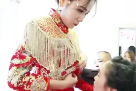 辽宁一漂亮姑娘出嫁，爸妈给她腰上捆绑了好多钱，请问这是啥习俗视频封面