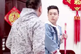 湖南方言剧：小伙正在家中拖地，邻居跑来向他表白，他吓懵了视频封面