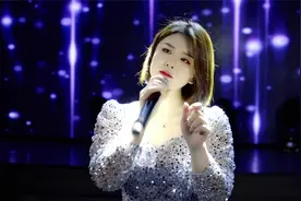 美女亚男一首《爱上你是一个错》不输原唱，爱情就像飞蛾扑火视频封面