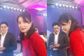 郭晶晶被粉丝情话逗笑，霍启刚眼神不离老婆，宣示主权占有欲满满视频封面