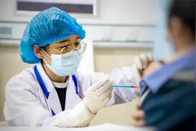 杨晓明：14亿人接种三分之二以上才能群体免疫，这是个巨大挑战视频封面