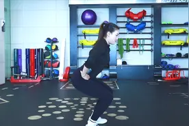 如何做一个标准的自重深蹲？学会这套动作技巧，在家打造小翘臀视频封面