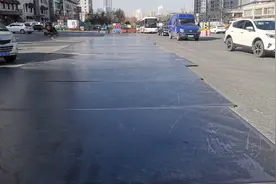 铺路钢板“哐当”响 东仪路居民夜难眠视频封面