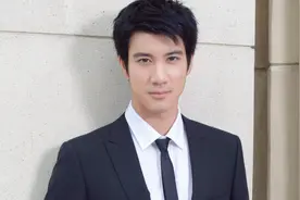 王力宏与老婆现身机场，老婆王靓蕾素颜让网友直呼太随意视频封面