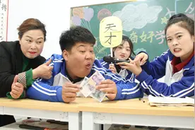 手不松开钞票，如何把50块钱变到100块钱的上面？没想学渣5秒搞定