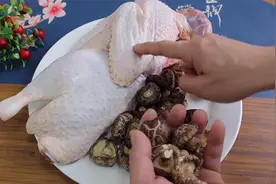 客家黄焖鸭，加一把香菇比吃鸡还香，入味脱骨真下饭，越吃越过瘾视频封面