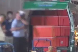 “中国邮政”给周黑鸭送货途中被交警拦下，司机：我第一天上班！