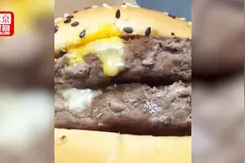 网曝男子外带麦当劳汉堡 打开盒飞出大只苍蝇 肉饼上还有活蛆乱爬视频封面