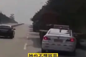 大姐考科三被货车堵路，足足在原地等了四小时！视频封面
