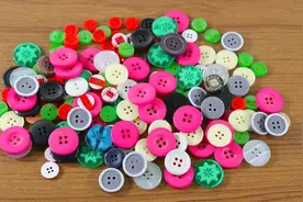 幼儿园手工课：利用家里旧纽扣制作一幅漂亮的画视频封面