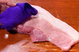 肉贩子为什么拿布在猪肉上擦一擦？摊主不小心说漏嘴，分享家人视频封面