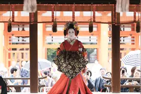 集才貌于一身？古老的民俗“花魁中道”，被独特的和服惊艳了……视频封面