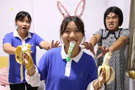 姐和妈睡觉沉，妹妹用臭豆腐风扇把人叫醒，还用芥末香蕉整蛊他们视频封面