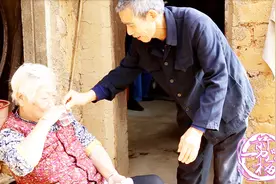湖南宁乡 坝塘农村 老两口酿的纯粮酒 敬酒一幕看了又想哭又想笑视频封面
