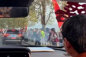 接亲路上偶遇学生队伍：学生一路喊祝福，新郎一路撒红包视频封面