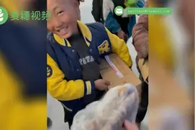 爱是相互的！乡村教师被学生们花式投喂视频封面