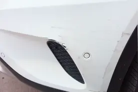 前保险杠下缘经常剐蹭需不需要补漆？视频封面