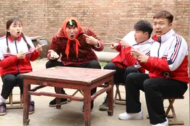 小伙伴们一起比赛吹泡泡糖，甜甜竟把泡泡糖吹到妈妈头上，太逗了视频封面