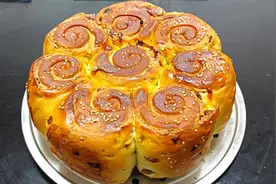 面粉里打4个鸡蛋，家里有高压锅就能蒸面包，教你从没吃过的做法