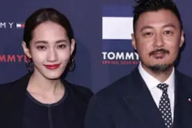 颜值大跌？余文乐圆脸大小眼胖的认不出，与娇妻同框像父女！视频封面