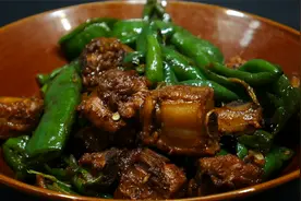 湘菜大厨教你擂辣椒炒排骨的家常做法，步骤简单，香辣入味又下饭