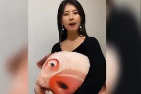 老婆说今晚好冷，能不能在我房间睡一晚，可是我们已经拜过把子了视频封面