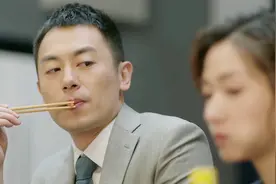 简言的夏冬：夏冬想要夹虾吃，谁料被简言抢先夹走，这表情有点怪视频封面