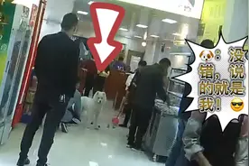 迷路萨摩耶闯饭店被赶咬伤店员 见警察秒变乖上警车抢座要"出警"视频封面