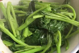 一个青菜，家里土话叫“东汉菜”，做的时候要加点水煮一下视频封面