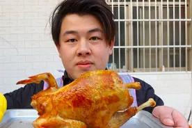 小伙花20元买只鸡用奥尔良腌料腌制 放入烤箱烤一小时简直美味