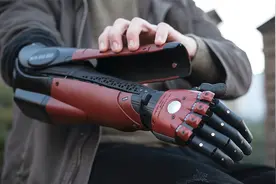 不可思议的手臂义肢，截肢患者戴上后，手臂像普通人一样灵活视频封面