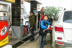 实拍老挝县城里面私营的加油站，油价居然比国内贵那么多？视频封面