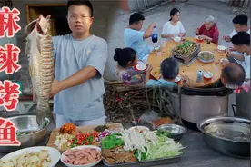 桃子下厨整一盘“麻辣烤鱼”，配菜才是里面的灵魂，这味道好上头视频封面