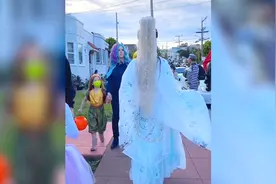 留学生万圣节穿观音服饰惊艳老外，网友：怎么一股子白素贞的感觉视频封面
