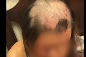 保定警方通报“女子遭丈夫剃头拍照发网上”：其丈夫被行拘视频封面