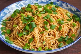 面条学会这样做，全家人都爱吃，怎么吃都不腻，一次一大盘不够吃