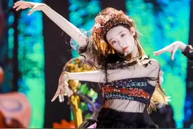 张艺凡舞蹈有多强？《怪女孩》表演身体反向折叠，黄子韬为其尖叫视频封面