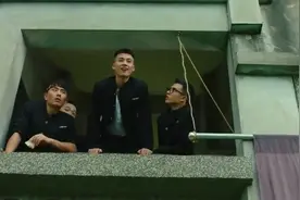 学校爱情系列，欧豪飞檐走壁去见新老师，一看就是跑酷达人出身！