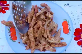 猪肉这样做最好吃，面粉一裹，热油一炸，一盘不够吃