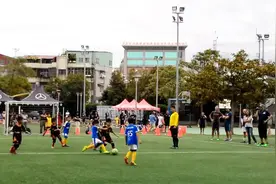 实拍台湾小学生足球赛，小门将大力出奇迹，发球直接踢进对方球门视频封面