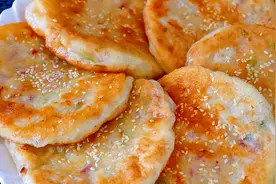 土豆猪肉馅饼，强烈推荐你试试，不揉面不擀皮，皮薄馅足超过瘾