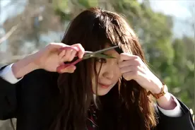 影视：自卑女孩用刘海遮住半边脸，把它剪掉后，全校男生都看呆了