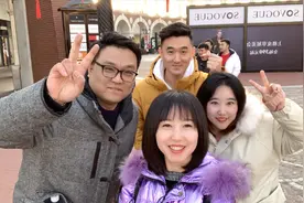 天津小伙陪媳妇逛佛罗伦萨小镇买衣服，只花了149，便宜还是抠