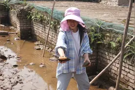 弟娃爱吃田螺肉，哥嫂带他到河沟去摸，小妹还捡了很多河蚌