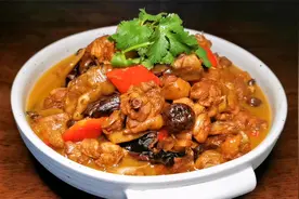 小鸡炖蘑菇千万别焯水，教你正确步骤，软烂鲜香不腥不柴