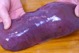 猪肝最忌用清水洗，等于吃毒素，大厨教你正确做法，毒素全跑光！视频封面
