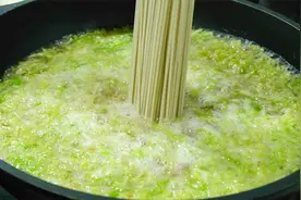 30多年吃不腻的炝锅面，饭和菜一锅出，面条爽滑劲道，不粘也不坨视频封面
