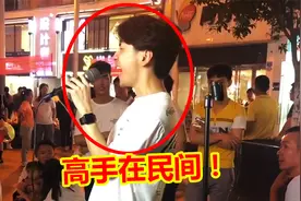 小伙路边唱《男儿当自强》，以为唱着玩玩，一开口竟是“王者”？视频封面