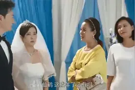 老爸再婚娶的竟是女儿同学，气得女儿放大招！这后妈要倒大霉了视频封面