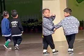 龙凤胎每天手牵手一起上幼儿园太幸福 网友：有人陪伴真美好视频封面